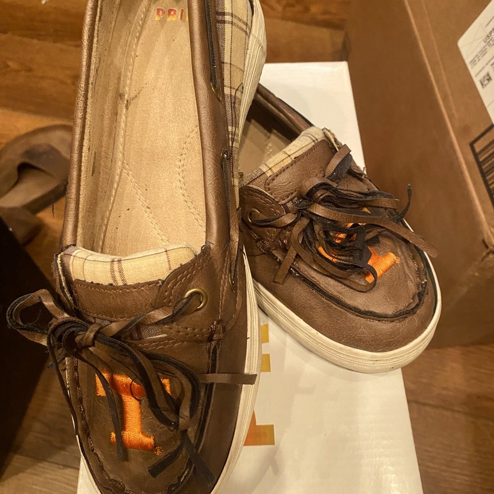 Women’s size 8 Primus Campus boat shoes Tennessee logo